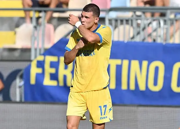 Giorgi Kvernadze, ponta georgiano, é prioridade da Roma, com Frosinone pedindo 25 milhões de euros por ele. Esse foco e…