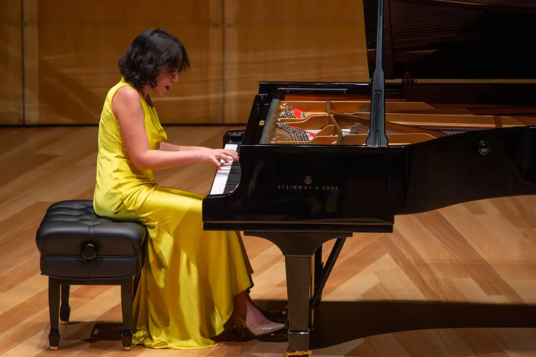 Beatrice Rana abriu seu recital no Auditorio de Zaragoza com a Suite francesa num 2 de Bach. O movimento paralelo das l…