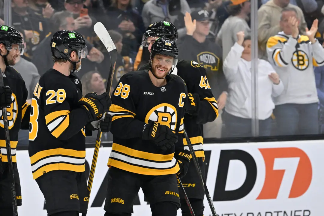 Boston Bruins venceram Utah Mammoth por 6 a 1 em TD Garden, com David Pastrnak marcando dois gols. A equipe conseguiu s…
