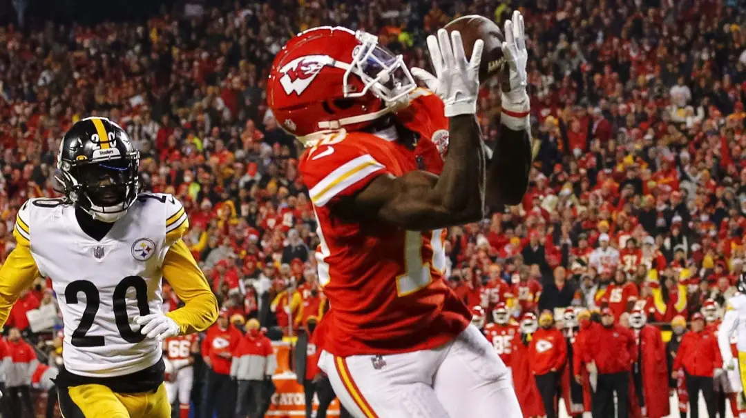 Tyreek Hill admitiu em depoimento que ameaçou a esposa dizendo que conseguiria fazer pessoas machucarem ela. Ele negou …