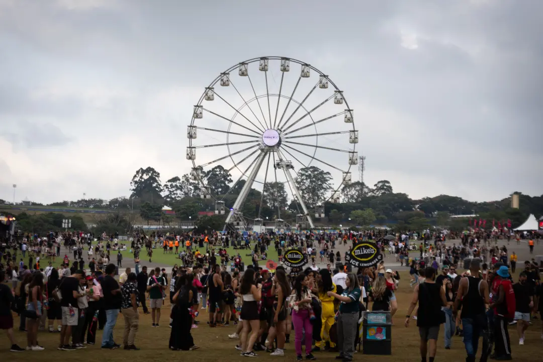 Lollapalooza 2027 vai ter Travis Scott e David Guetta nos dias 19, 20 e 21 de março no Autódromo de Interlagos. É um ev…