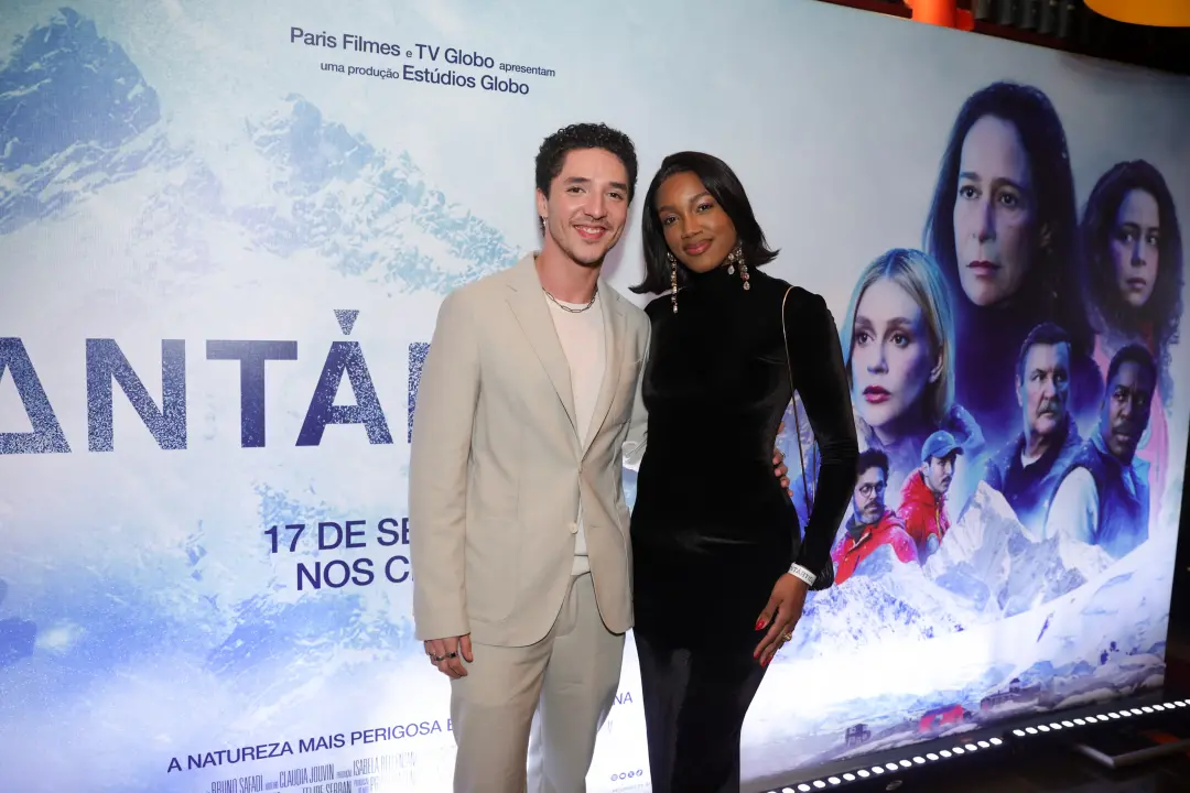 João Vitor Silva, cantor, atuou em Deixa acontecer ao lado de Iza, e ele elogiou a naturalidade dela na frente das câme…