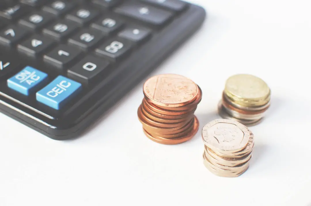 Taxa média de CDB pós-fixado de 12 meses ficou em 98,83% do CDI em setembro. Com a expectativa de queda da Selic, o pre…