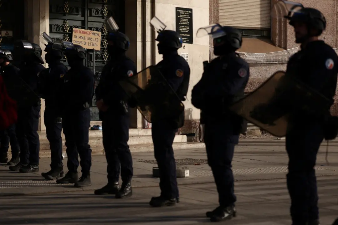 França enfrenta pressão de investidores sobre a dívida e estudantes protestam contra cortes nas escolas. Alta nos juros…