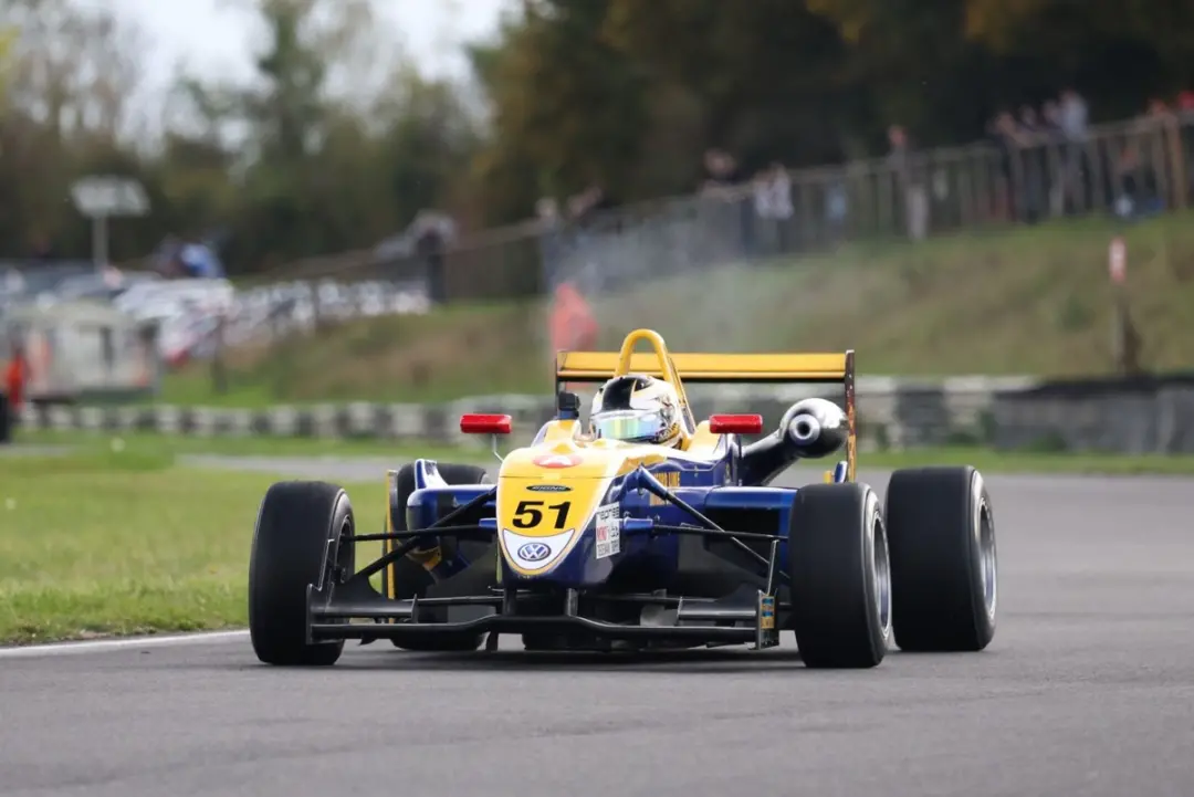George Line fez duas vitórias na prova Tiedeman Trophy em Castle Combe, somando 13 vitórias na temporada. Com isso, o c…