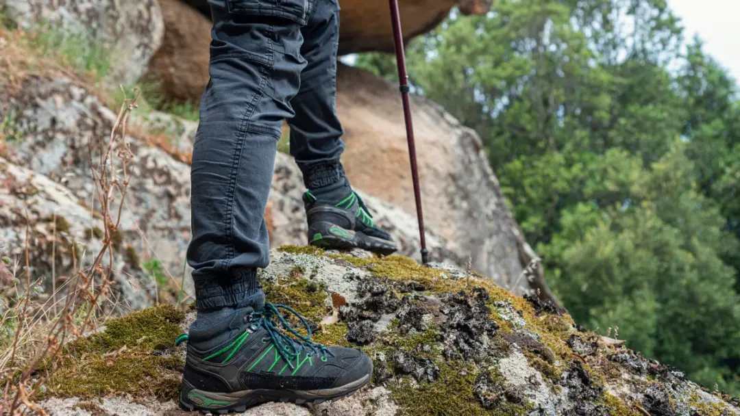 Skechers rebate suas botas antiderrapantes em 40%. Calçado adequado é essencial pra trilha e pra trabalho, mas a gente …