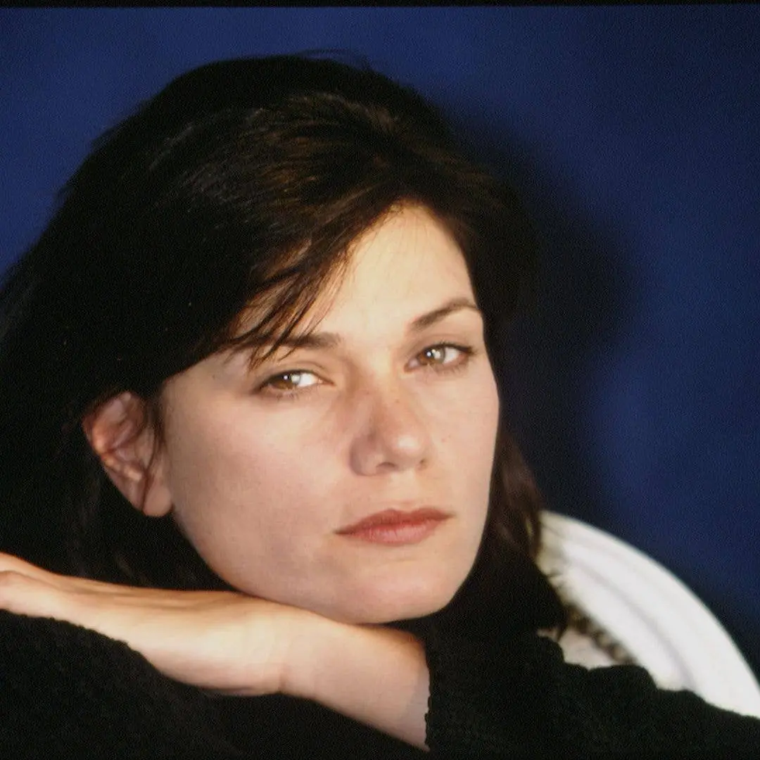 Linda Fiorentino estrelou Men in Black nos anos 90, mas se afastou do cinema depois de conflitos intensos no set. A gen…