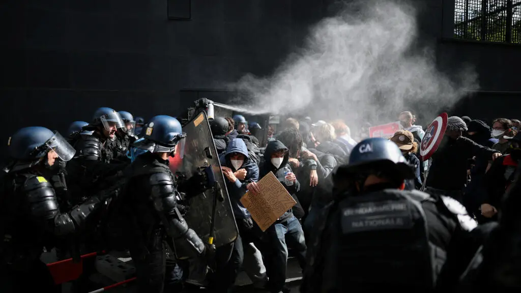 141 escolas de ensino médio na França continuam fechadas enquanto os protestos estudantis seguem pelo quinto dia. A ide…