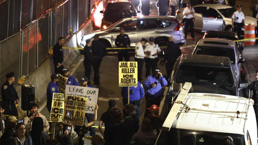 Agentes de imigração atiraram em um homem em Nova York com filho de cinco anos durante uma tentativa de prisão. A cidad…