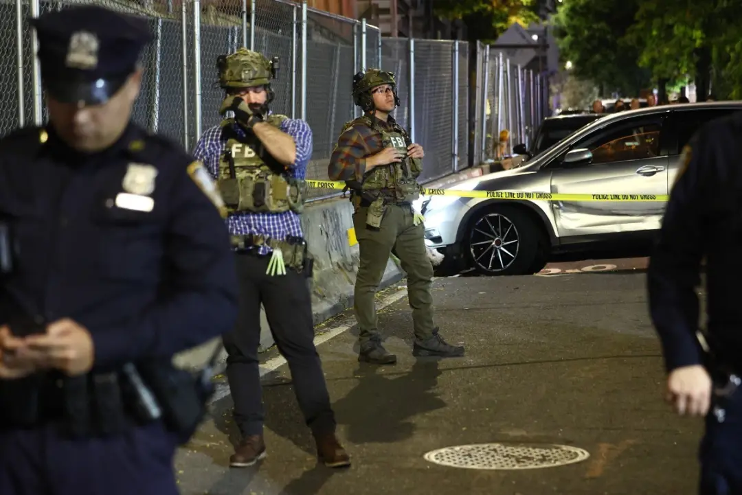 Marble Hill, Nova York, agente do ICE baleou um imigrante dominicano durante uma operação de abordagem. Isso acontece p…