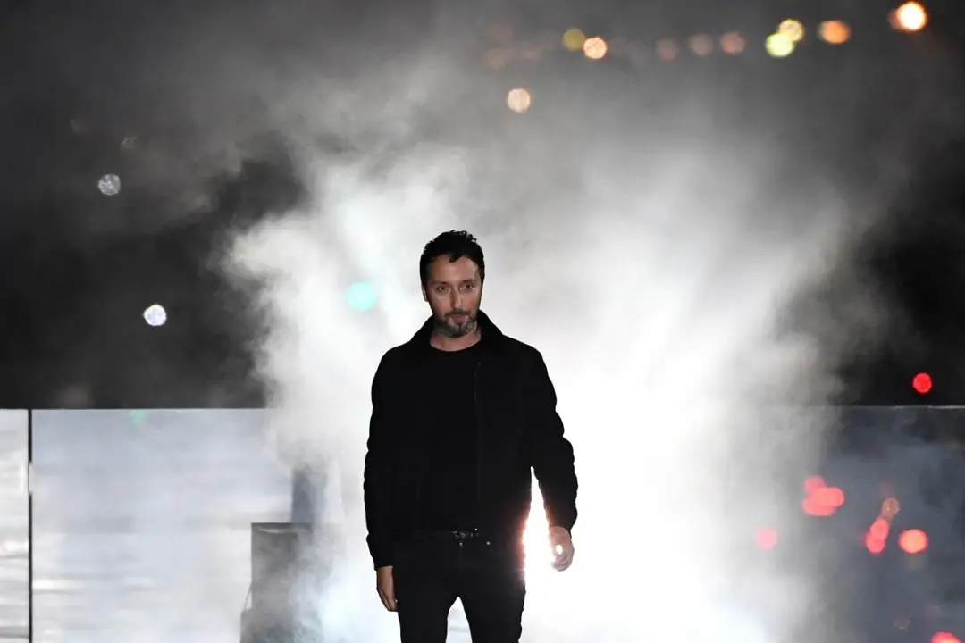 Anthony Vaccarello sai da Saint Laurent, grife que faturou quase 3,2 bilhões em 2023. Mudança grande no setor de luxo, …