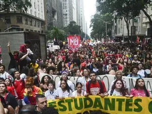 Mobilização pró-Lula cresce nas ruas e nas redes sociais antes da reação da campanha. É um movimento que mostra o engaj…