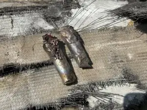 Aeroporto de Riade suspendeu voos depois de ataque dos houthis, com um avião pegando fogo. Isso mostra como instabilida…