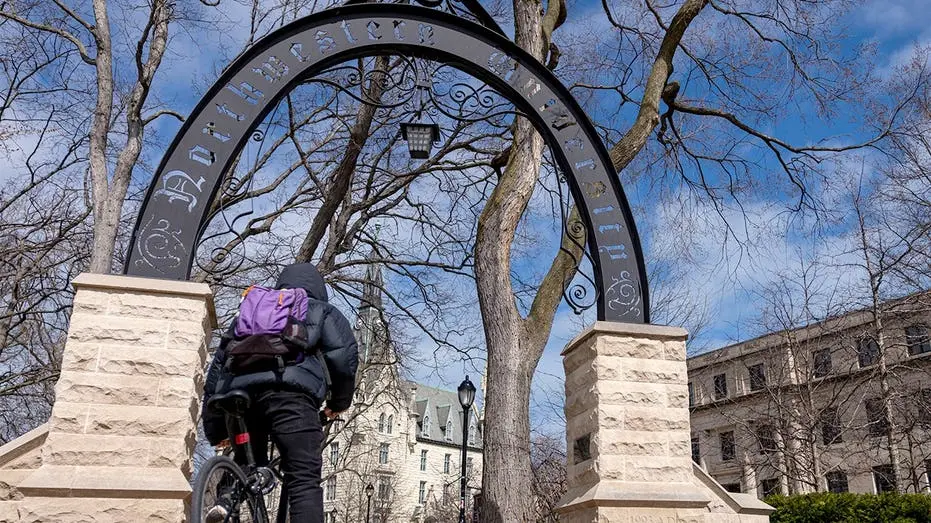 Northwestern University teve interrupção com alarme de incêndio durante uma peça que mostra depoimentos dos afetados pe…