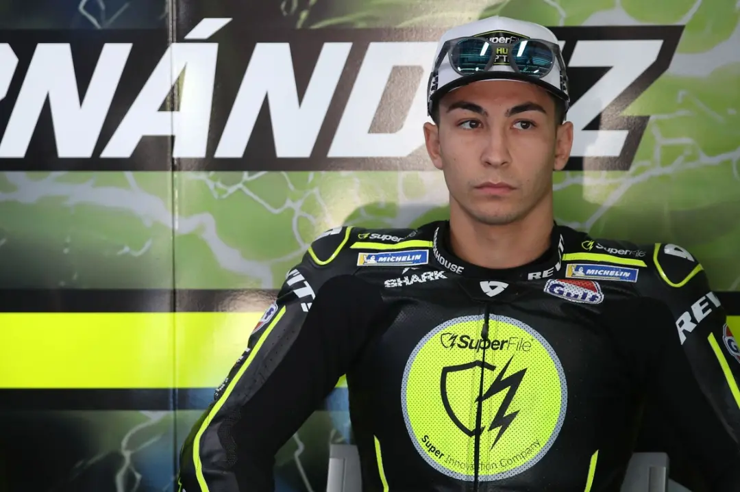 Mandalika, Indonésia. Raul Fernandez liderou a prática com a Aprilia, batendo o recorde de volta e garantindo um 1-2-3 …