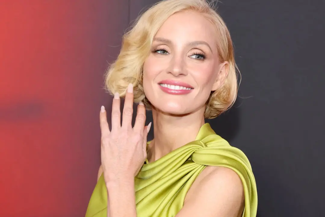 Jessica Chastain arrasou em um verde seda no tapete vermelho da estreia de Outra Mamãe, em Los Angeles. O filme, consid…