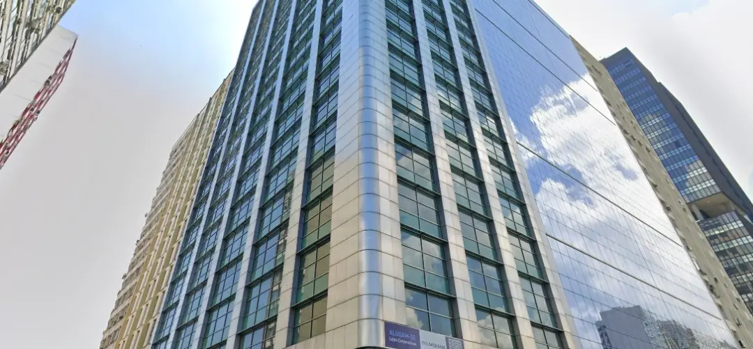 Torre Boa Vista em São Paulo tá há quatro anos 100 por cento vazia. Um prédio do Centro com mais de 700 investidores pe…