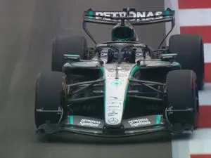 Russell liderou o treino único em Singapura com carro mais antigo, enquanto Bortoleto ficou em 16º. Isso mostra que a c…