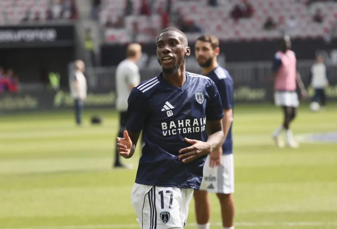Adama Camara, do Paris FC, estendeu contrato até junho de 2028. Ele é peça fixa do time e foi fundamental na promoção, …