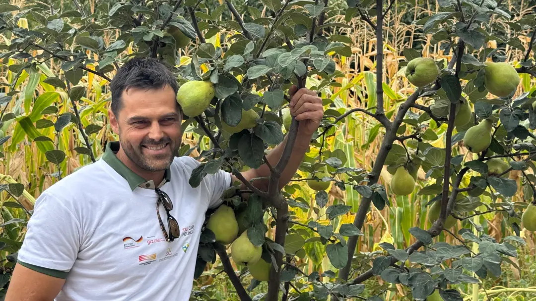 Spirit of Prespa, uma exploração familiar na região do lago Prespa, na Macedônia do Norte, mistura produção de frutas c…