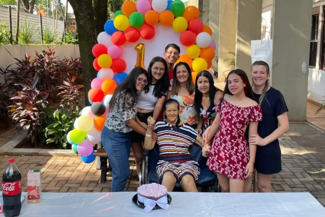 Camila Vitória, adolescente de Campo Grande, celebrou seus 15 anos no jardim do Hospital Universitário da UFMS ao lado …