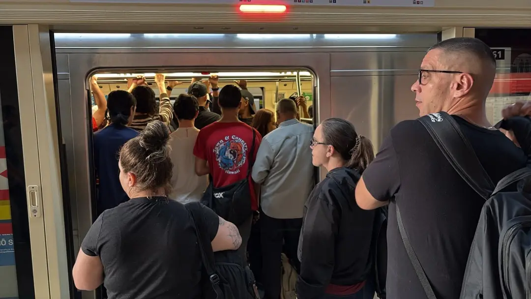 Linha 1 Azul do Metrô de São Paulo operando com velocidade reduzida após interferência na via. A circulação em via sing…