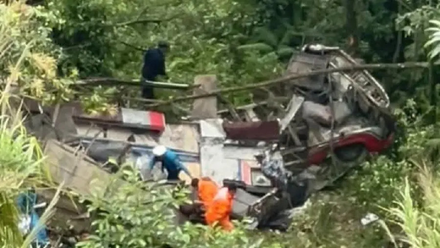Ônibus escolar caiu de encosta de 200 metros em Pokhara, no Nepal, causando cinco mortes e deixando dezenove feridos. É…