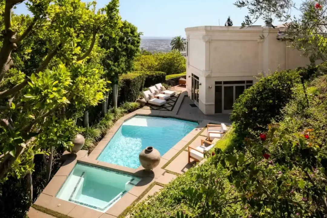 Quase 40 milhões de reais na mansão de Dolly Parton em Hollywood Hills. Um imóvel grande com vista para o Pacífico, bem…