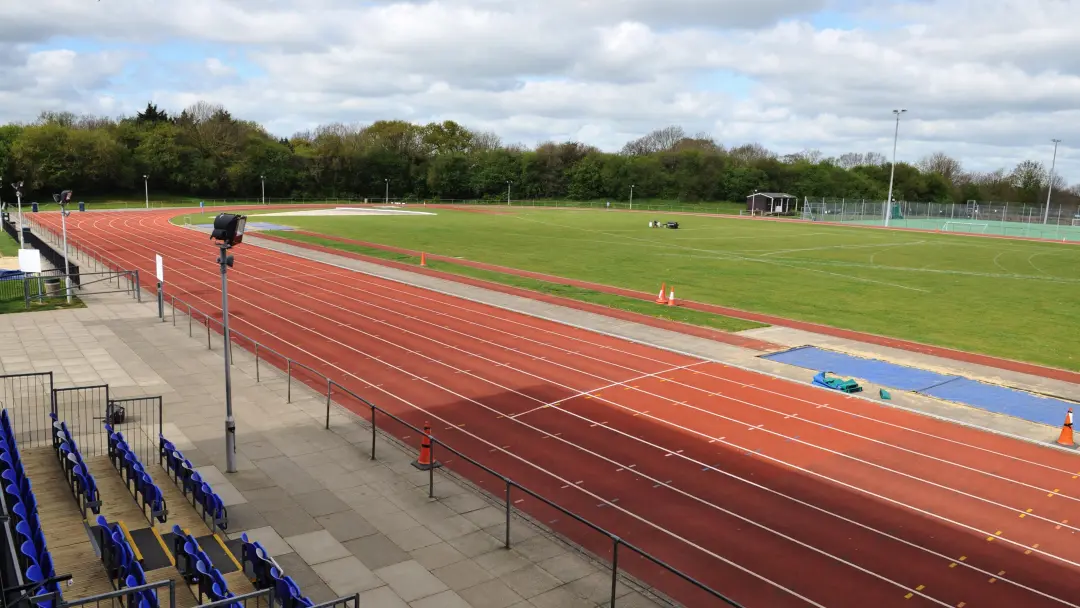 Northgate Sports Centre em Ipswich tinha investimento de 350 mil libras para renovar a pista de corrida, mas os trabalh…