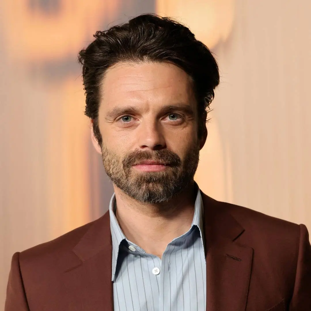 Sebastian Stan trocou a aparência para o papel de Mihai Gheorghiu no filme Fjord, deixando a cabeça raspada. A transfor…