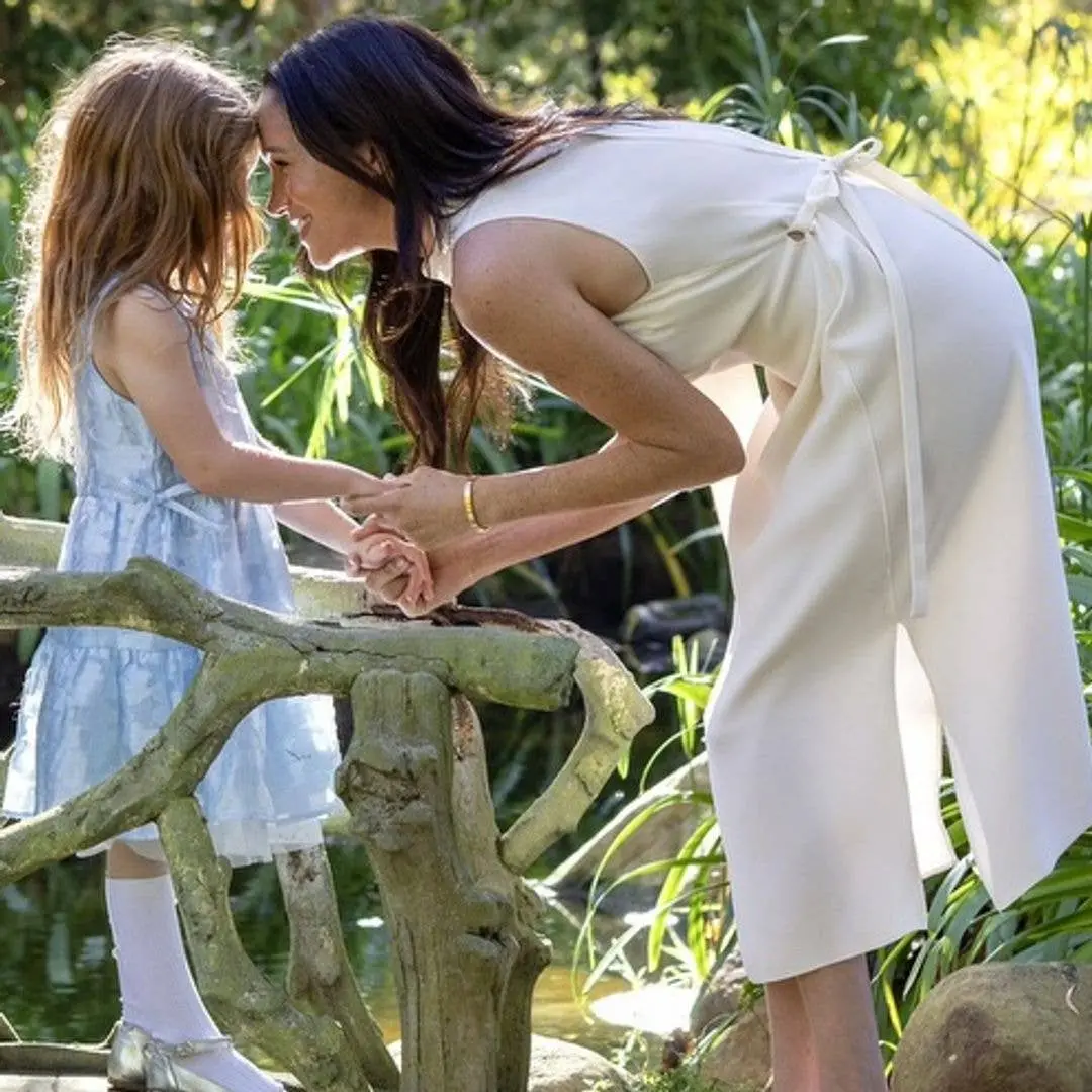 Montecito, Califórnia, teve um vídeo novo com Meghan Markle e a Princesa Lilibet em um traje de apicultora. Achei o reg…