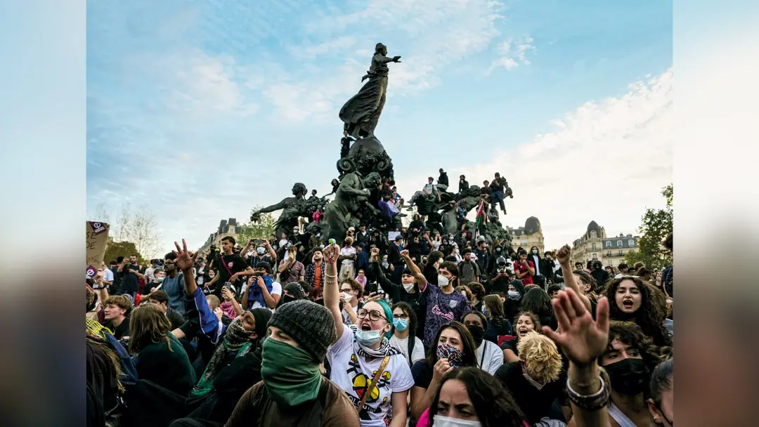Mais de 300 mil pessoas protestaram em quarenta cidades da França contra más condições nas escolas. A revolta, que ultr…