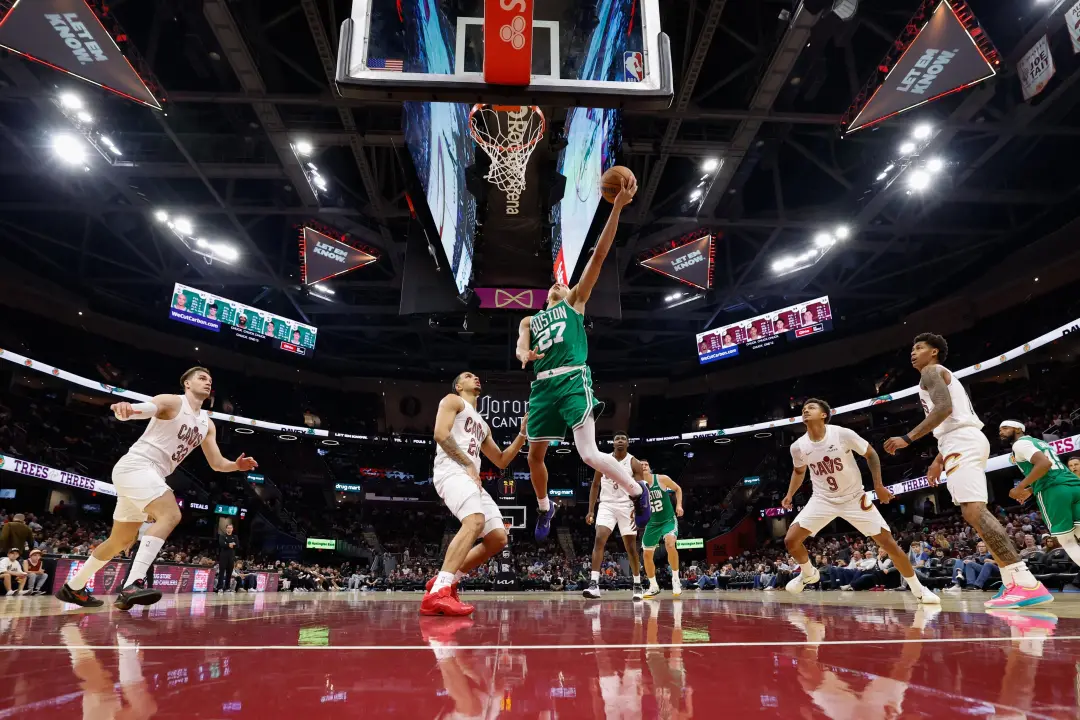 Celtics pegaram 21 rebotes ofensivos no jogo contra os Cavaliers, dominando a cesta. Isso mostra que o jogo de rebote o…