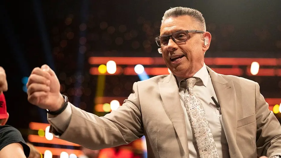 Michael Cole, locutor de 30 anos na WWE, mantém a postura sem entrar em temas políticos, diferente de outros comentaris…