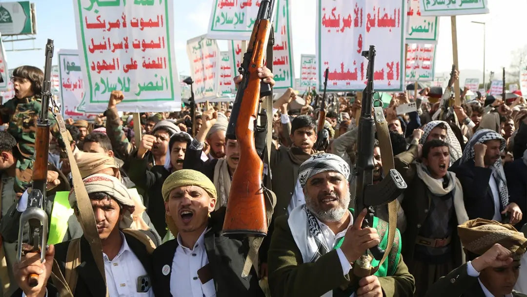 Bab el Mandeb viu forças governamentais expulsarem houthis de áreas estratégicas com apoio aéreo saudita. O avanço é um…