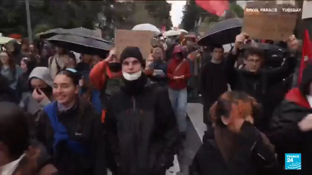 Metade da população francesa apoia a onda de protestos de estudantes que bloquearam escolas por condições ruins. A gent…