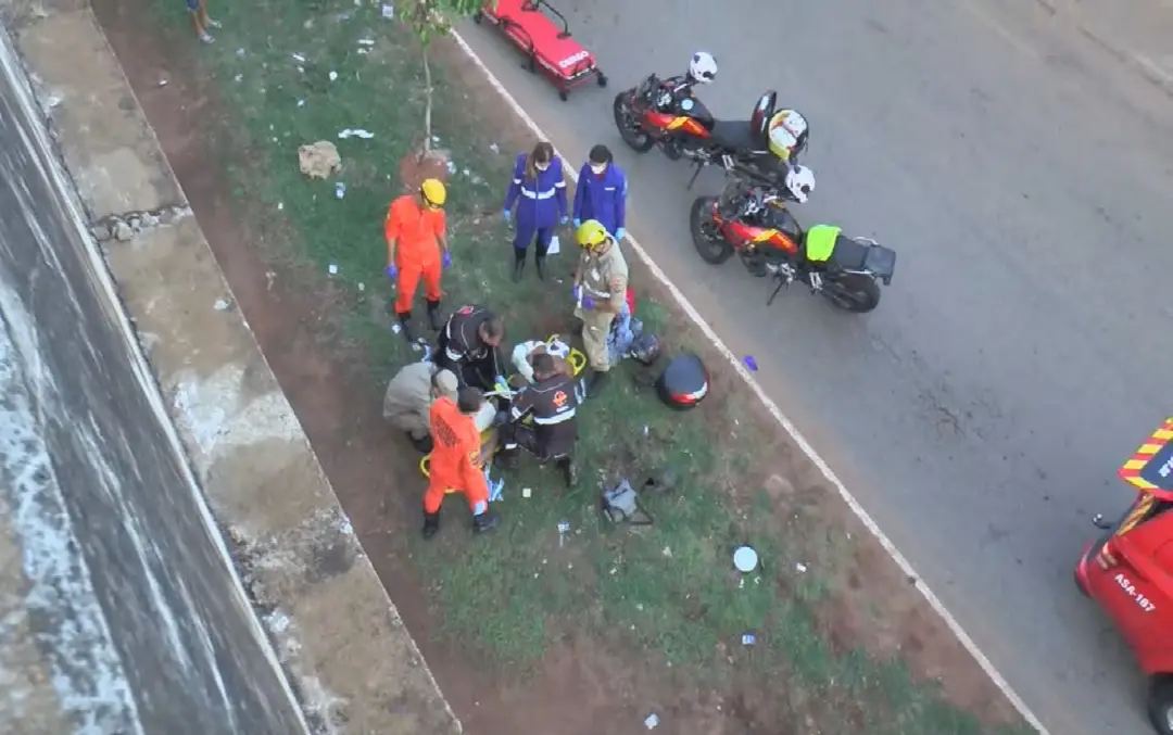 Avenida Pedro Ludovico, em Goiânia, viu um motociclista ser arremessado do viaduto após um acidente com carro e outra m…