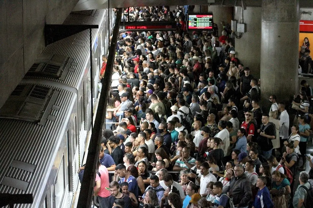 Linhas 1-Azul e 5-Lilás do Metrô de São Paulo tiveram falhas na manhã de sexta, causando atrasos e uso do ônibus Paese.…