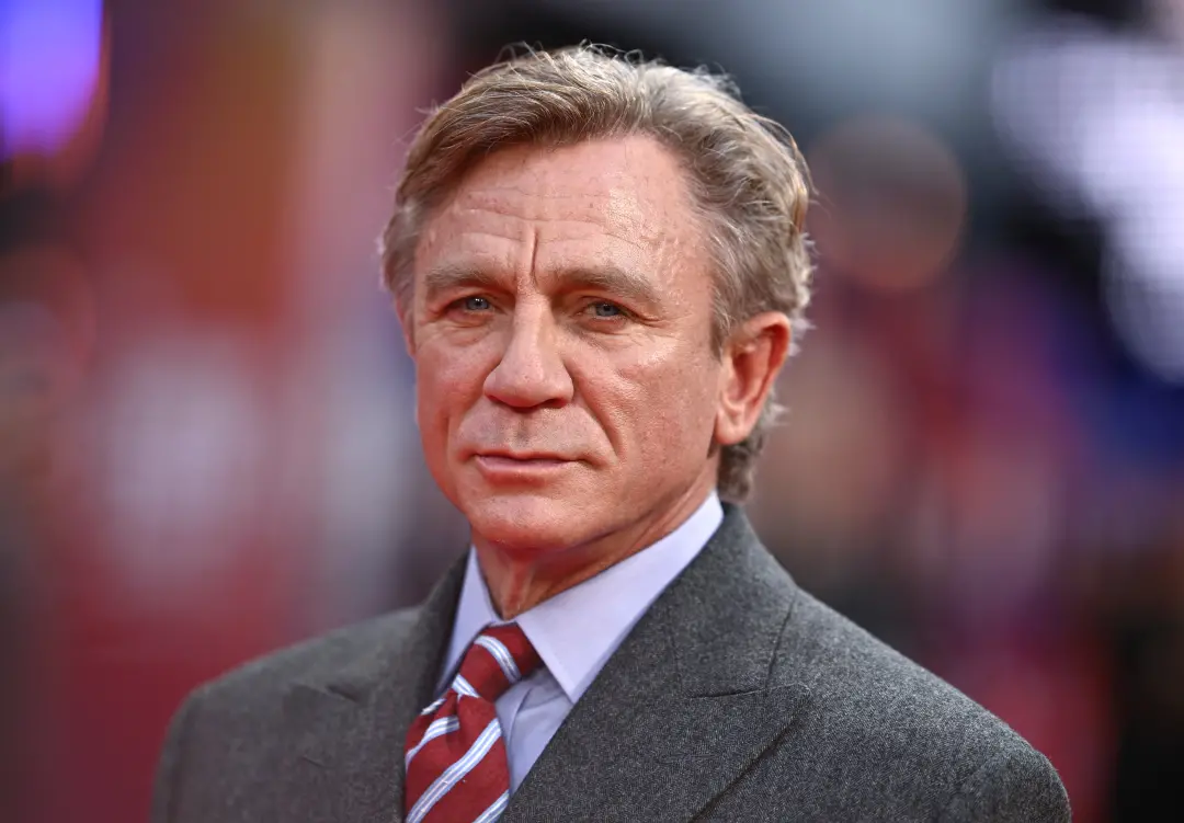 Daniel Craig comprou um pub antigo em Londres, o Horseshoe, com 250 anos de história. A decisão de retomar a tradição f…