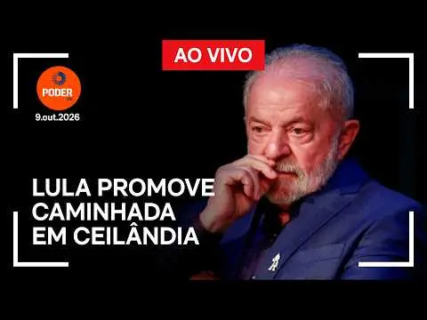 Leandro Grass com Lula em caminhada na Feira da Ceilândia, em Brasília, hoje. A busca por votos no 2º turno é clara, ma…