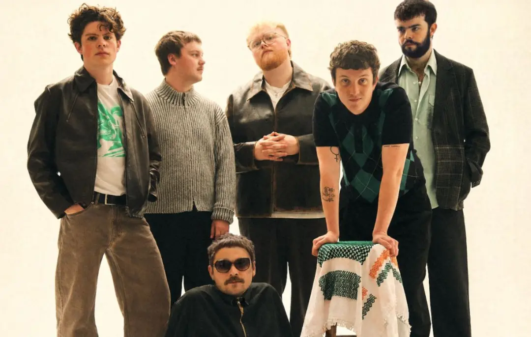 Madra Salach lança o álbum de estreia Gorta com o single Ribbon Factory. A banda de Dublin mistura folk irlandês com so…
