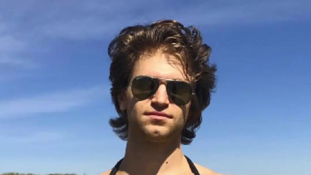 Keegan Allen foi abordado por dois ladrões armados em Los Angeles, onde eles roubaram seu relógio e o agrediram. É um e…