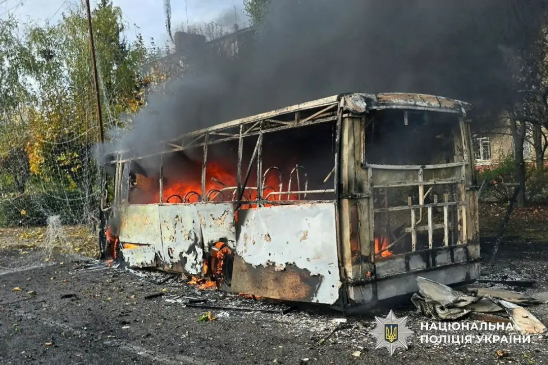 30 pessoas morreram depois de uma bomba russa explodir perto de ônibus na Ucrânia, em Kramatorsk. Ataques assim contra …