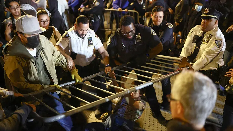 Nova York, conflito e violência. Desordem surgiu em Nova York depois que um imigrante ilegal foi baleado por um agente …