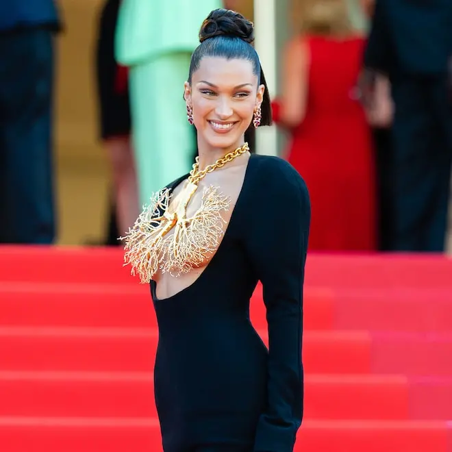 Bella Hadid mostrando looks ousados como catsuits e vestidos nude, mostrando um senso de estilo nato. A gente vê a mode…