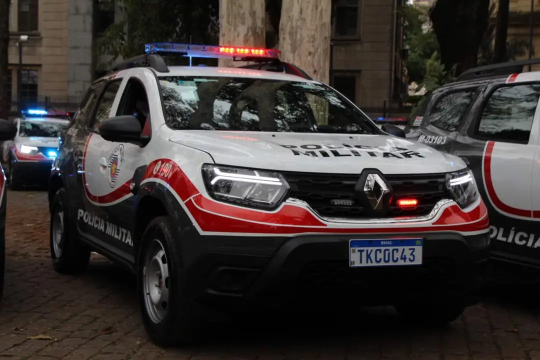Embu das Artes, PM resgata homem de 24 anos amarrado no porta-malas de carro, prendendo um homem de 37 anos e um adoles…