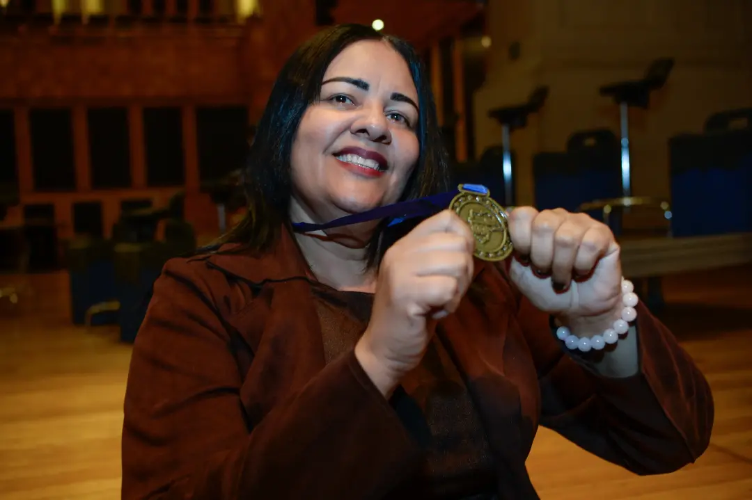 Professora Ana Rosa Jorge Souza, de Ribeirão Preto, recebeu a medalha Professor Nota 1.000 do Governo de São Paulo. É b…