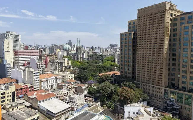 São Paulo pode chegar a 32 graus com pancadas isoladas de chuva no fim da tarde. O calor vem com um abafamento forte, o…