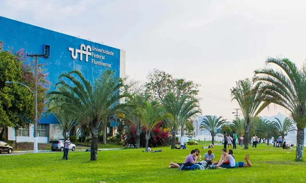 UFF em Niterói denunciou ameaças de estudantes contra a universidade, depois de atos em apoio ao Lula. O risco de incên…