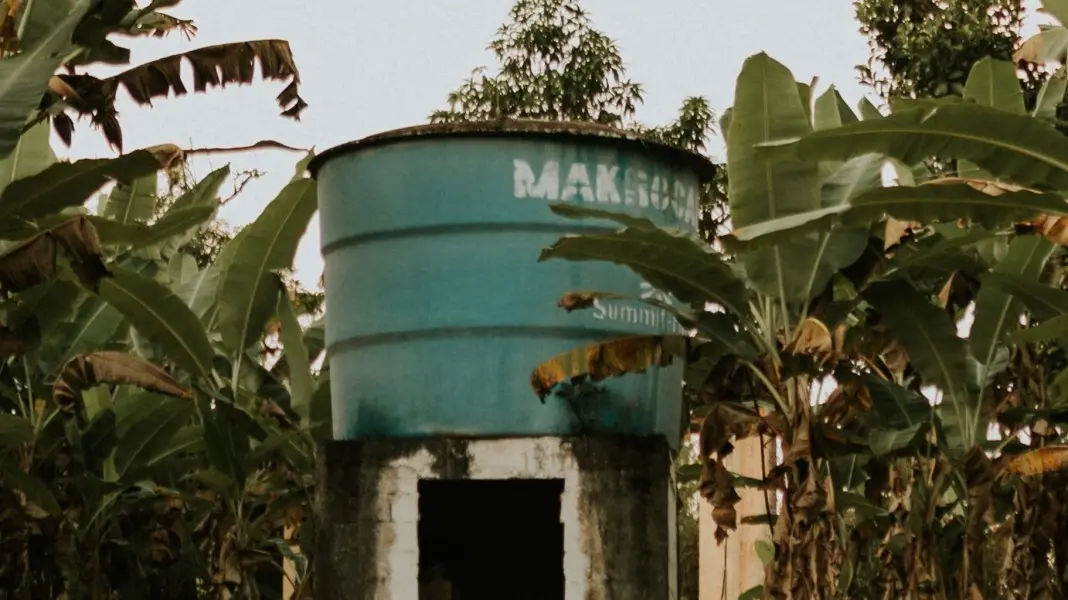 A Prefeitura do Rio reforça que a limpeza da caixa d'água é obrigatória a cada seis meses, mesmo parecendo limpa. Mante…